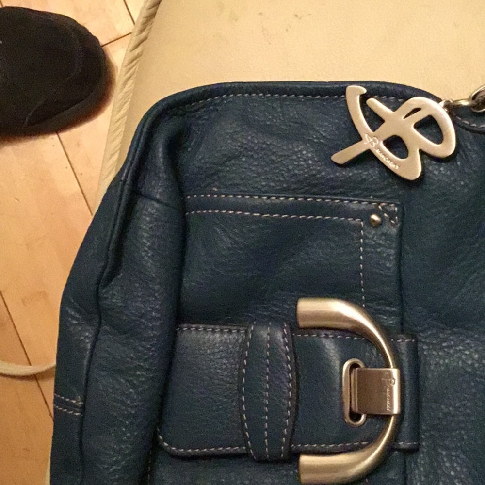 B Makowsky  in blue crossbody bag EUC - Picture 5 of 5